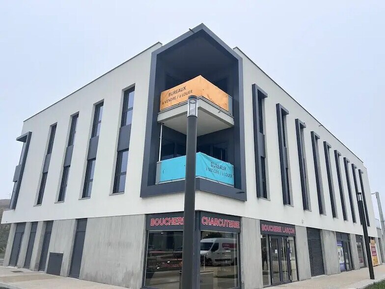 Office in Péronnas for lease - Building Photo - Image 3 of 5