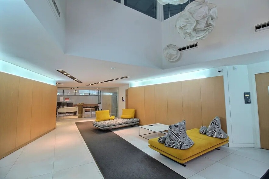 Office in Levallois-Perret for lease - Lobby - Image 1 of 7