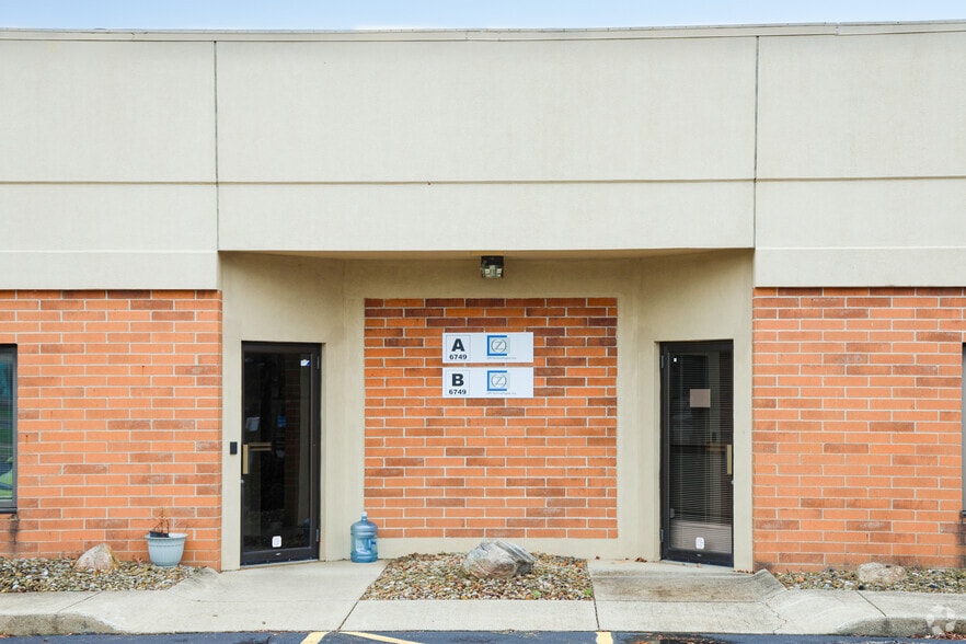 6749 Engle Rd, Middleburg Heights, OH for lease - Building Photo - Image 2 of 5