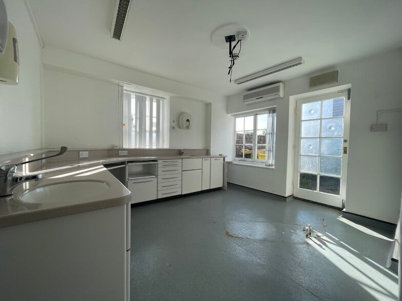 43 High St, Sturry for lease - Interior Photo - Image 3 of 9