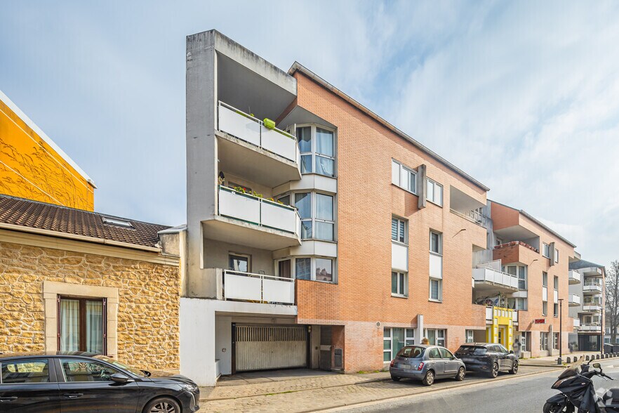 Multifamily in Ivry-sur-Seine for sale - Building Photo - Image 2 of 17