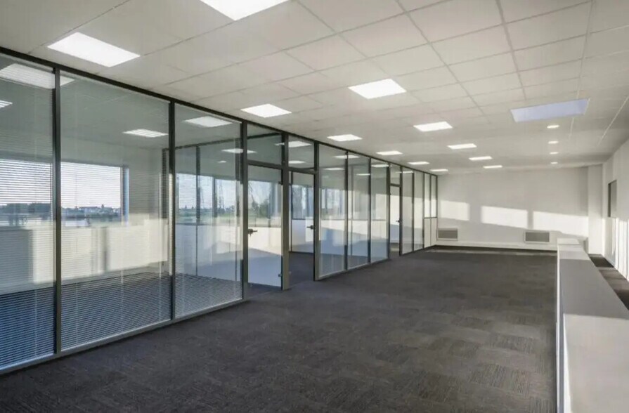 Flex in Gennevilliers for sale - Building Photo - Image 3 of 12