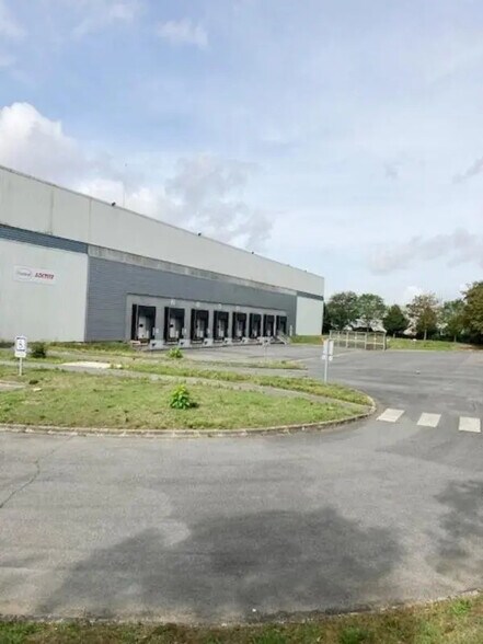 Flex in Verneuil-en-Halatte for lease - Building Photo - Image 3 of 11