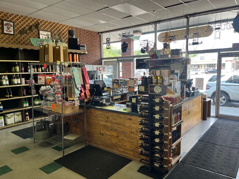 900-910 White Plains Rd, Trumbull, CT for lease - Building Photo - Image 2 of 15