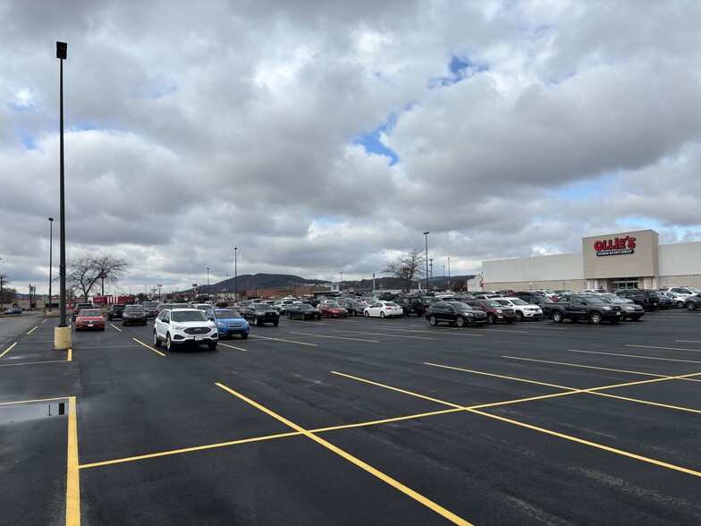 225 Columbia Mall Dr, Bloomsburg, PA for sale - Building Photo - Image 1 of 3