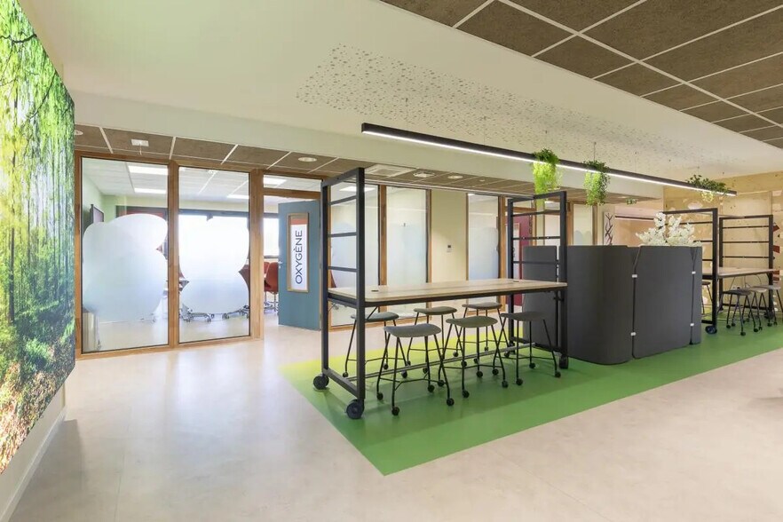 244 Rue Du Point Du Jour, Saint-Denis-lès-Bourg for lease - Interior Photo - Image 2 of 25