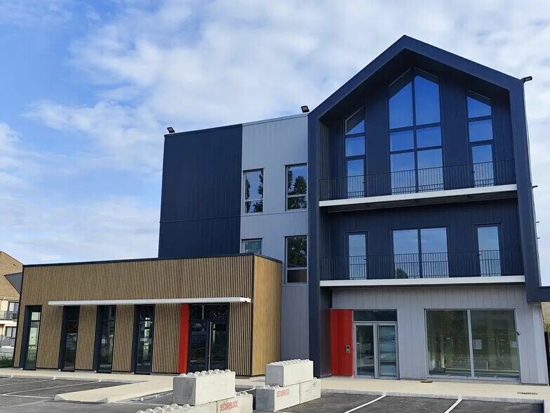 Office in Plaisir for lease - Building Photo - Image 1 of 8