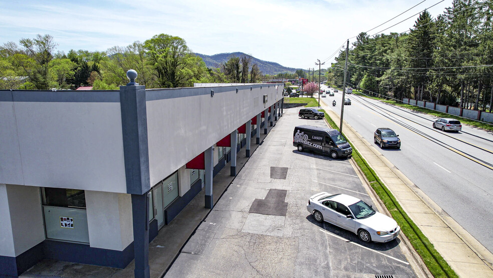 582 Hendersonville Rd, Asheville, NC for lease - Building Photo - Image 1 of 12