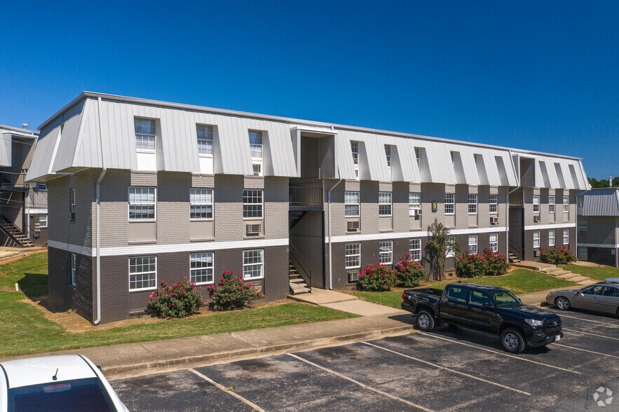 1030 Summit St NE, Gainesville, GA for sale - Primary Photo - Image 1 of 1