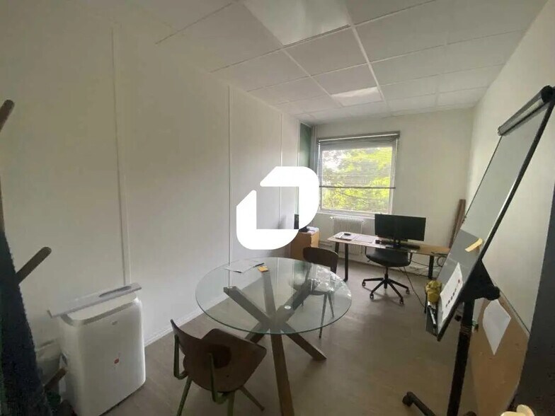 Flex in Osny for sale - Building Photo - Image 3 of 18