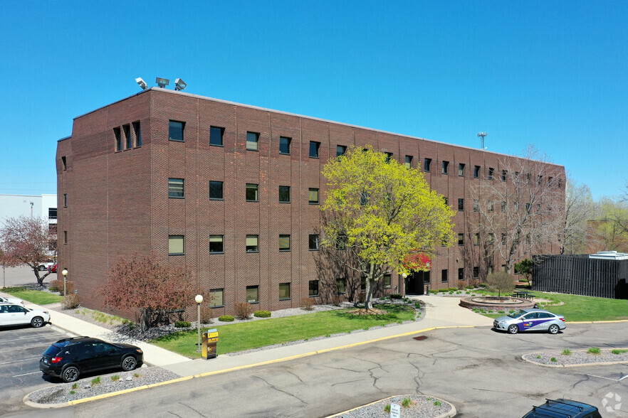 1935 W County Road B2, Roseville, MN for lease - Building Photo - Image 1 of 2