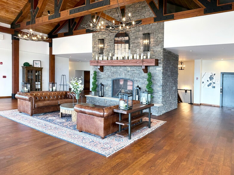 1028 Blackthorne Dr, Jeannette, PA for sale - Interior Photo - Image 1 of 8