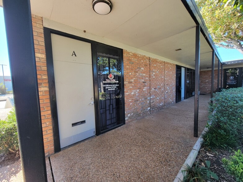 4910 Willowbend Blvd, Houston, TX for lease - Building Photo - Image 2 of 24