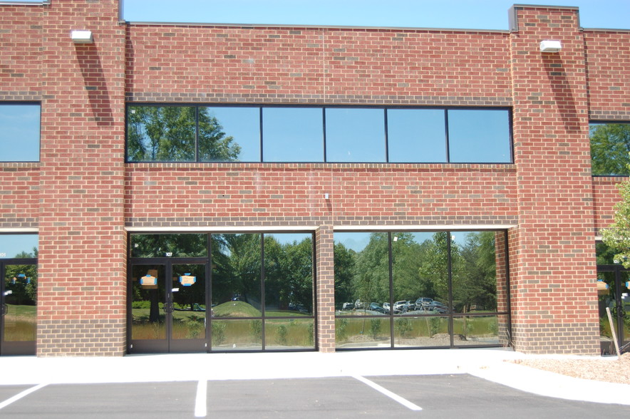 1120 International Pky, Fredericksburg, VA for lease - Building Photo - Image 2 of 13