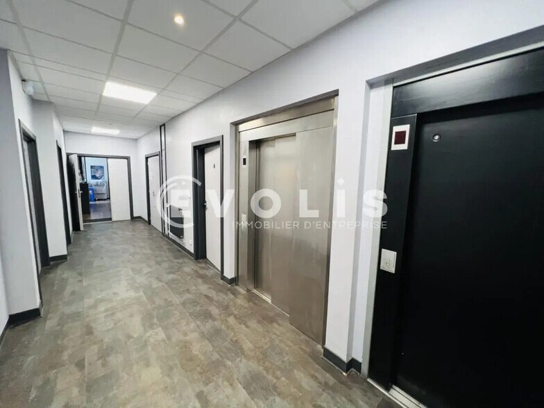 Office in Montreuil for lease - Interior Photo - Image 2 of 7