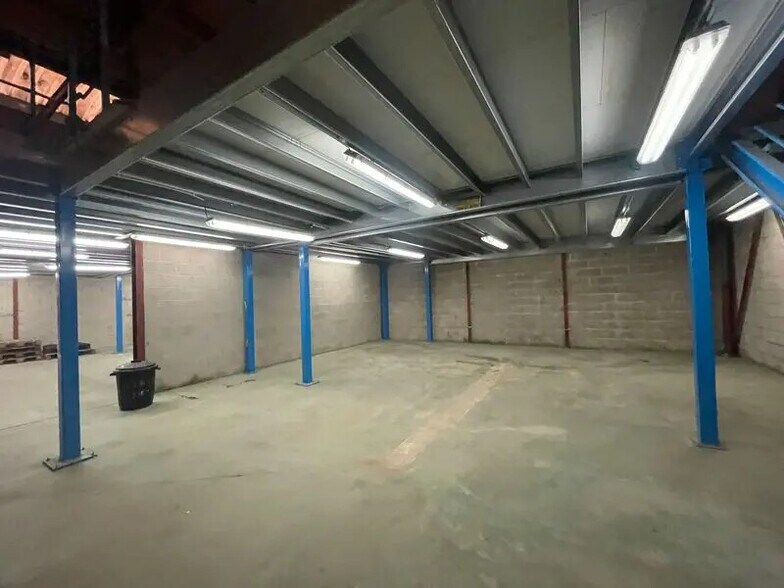 Flex in Ivry-sur-Seine for lease - Interior Photo - Image 3 of 7