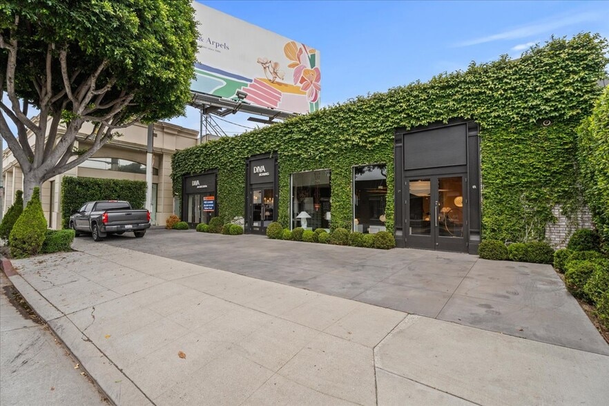 352 N Robertson Blvd, West Hollywood, CA for lease - Building Photo - Image 2 of 6