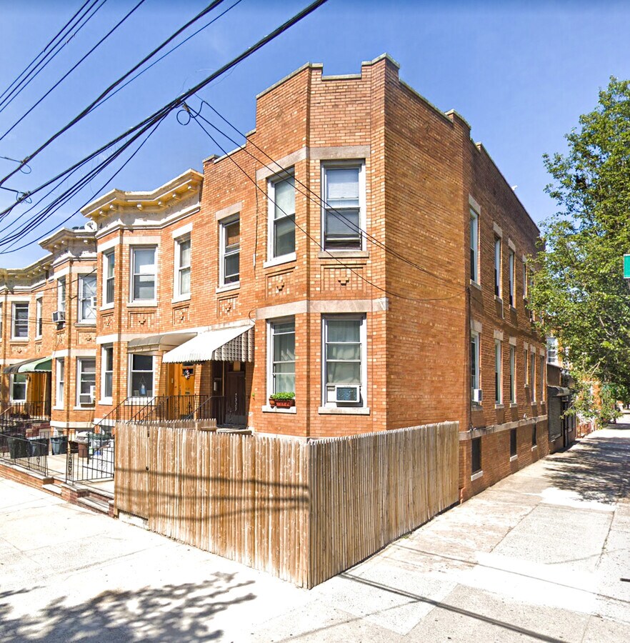 7529 62nd St, Glendale, NY 11385