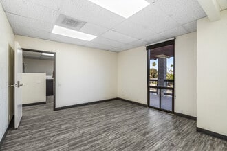 2825 E Tahquitz Canyon Way, Palm Springs, CA for lease Interior Photo- Image 2 of 2