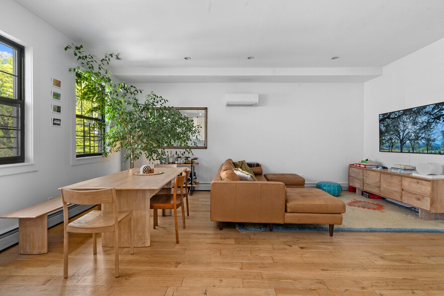 212 Franklin St, Brooklyn, NY for sale - Interior Photo - Image 2 of 19