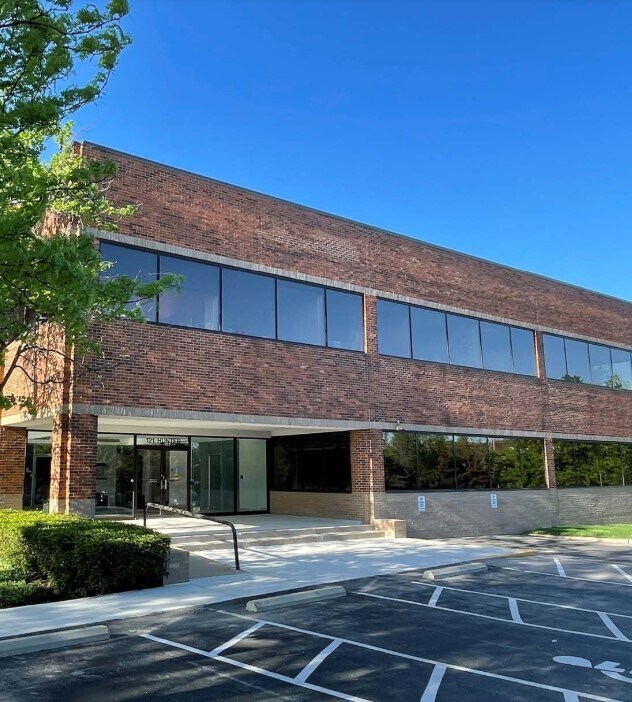 121 Hunter Ave, Ladue, MO for lease Building Photo- Image 1 of 2