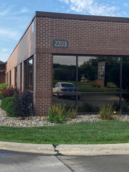 2203 E Empire St, Bloomington, IL for sale - Building Photo - Image 2 of 9