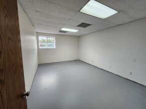 1128 Poplar Pl S, Seattle, WA for lease Interior Photo- Image 2 of 2