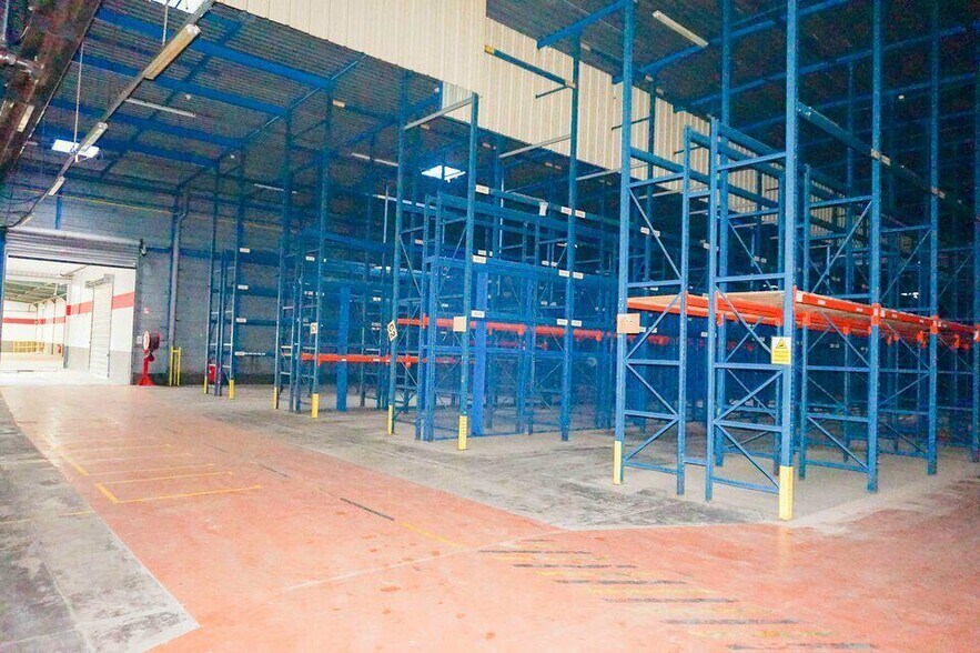 Flex in Lucé for lease - Interior Photo - Image 3 of 6