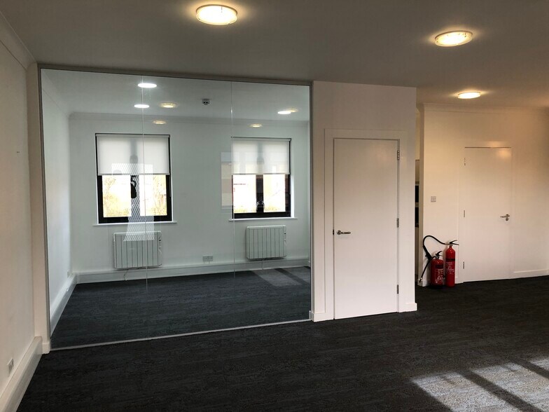 8-19 Canon Harnett Ct, Milton Keynes for lease - Interior Photo - Image 3 of 5