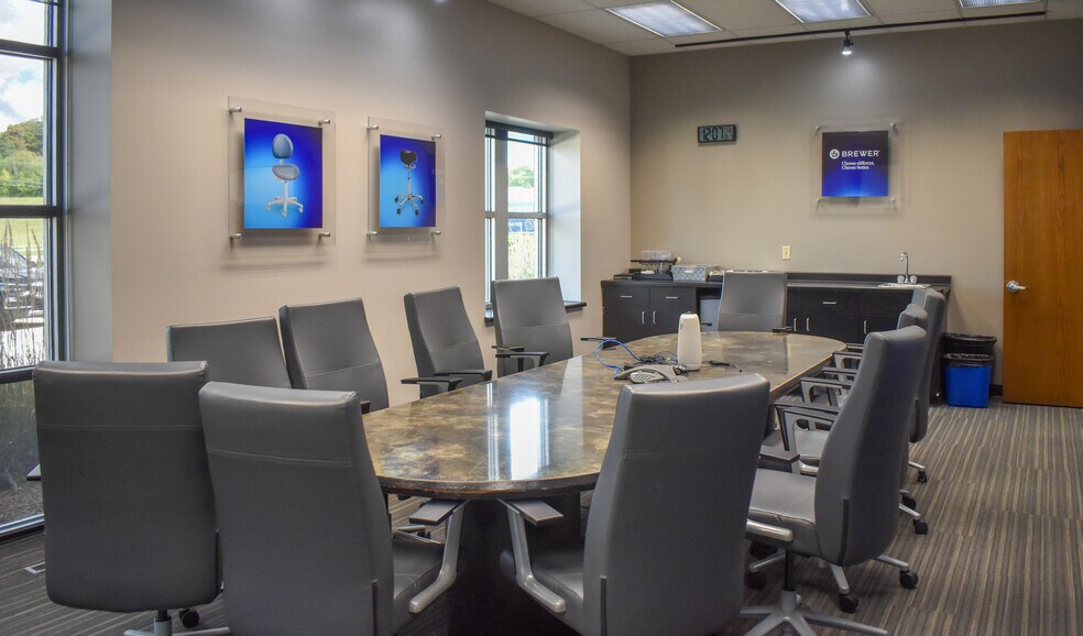 N88 W13901 Main St, Menomonee Falls, WI for lease - Building Photo - Image 3 of 18