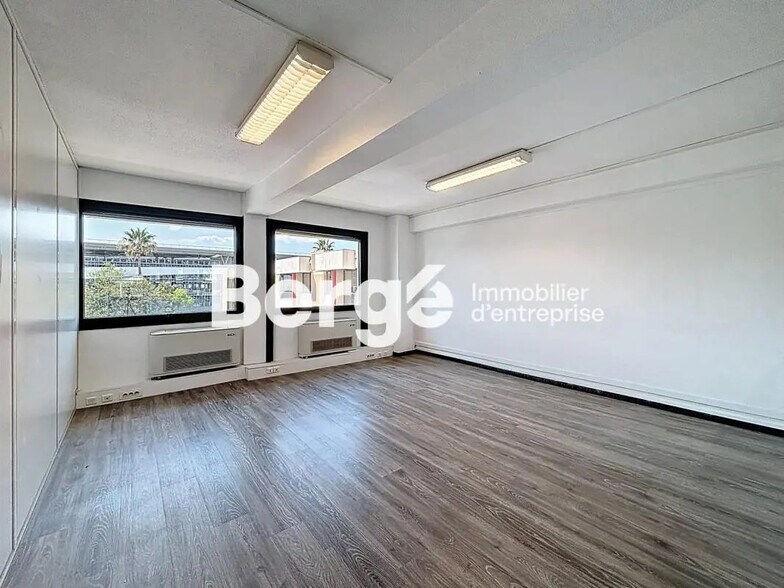 Office in Saint-Laurent-du-Var for lease - Interior Photo - Image 3 of 8