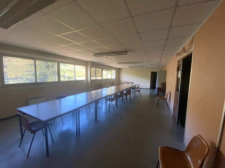 Flex in La Roche-Vineuse for lease - Building Photo - Image 3 of 14