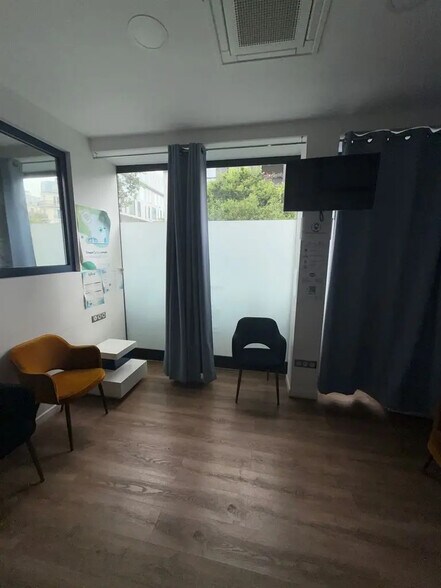 Retail in Paris for lease - Interior Photo - Image 3 of 5