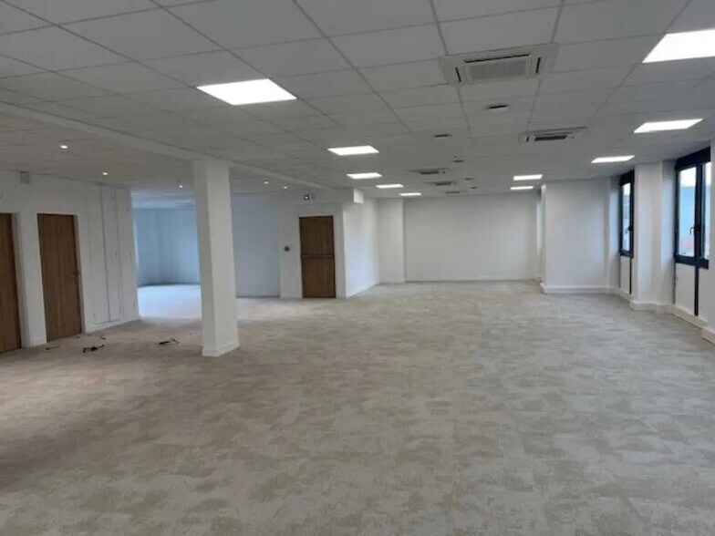 58-60 Avenue Du Général Leclerc, Bourg-la-Reine for sale - Interior Photo - Image 3 of 8