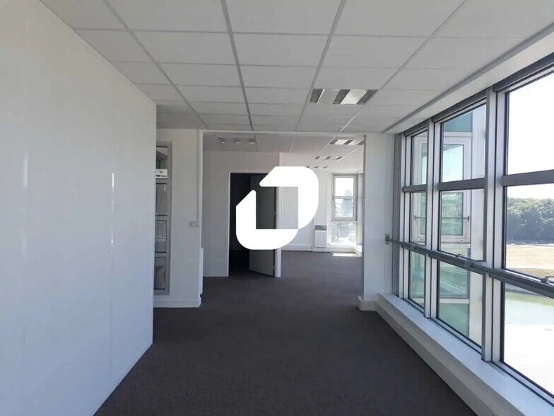 Office in Guyancourt for lease - Interior Photo - Image 1 of 5