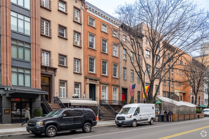 241 W 14th St, New York, NY for lease - Building Photo - Image 1 of 10