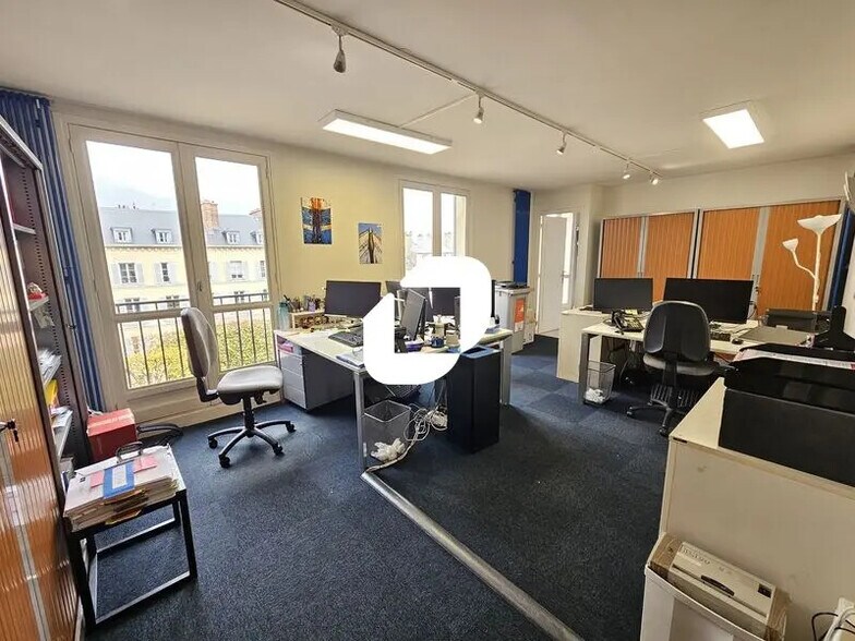 Office in Versailles for lease - Building Photo - Image 3 of 21