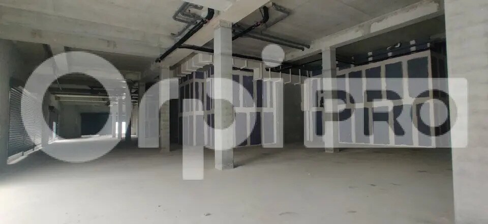 Retail in Grigny for lease - Interior Photo - Image 2 of 5