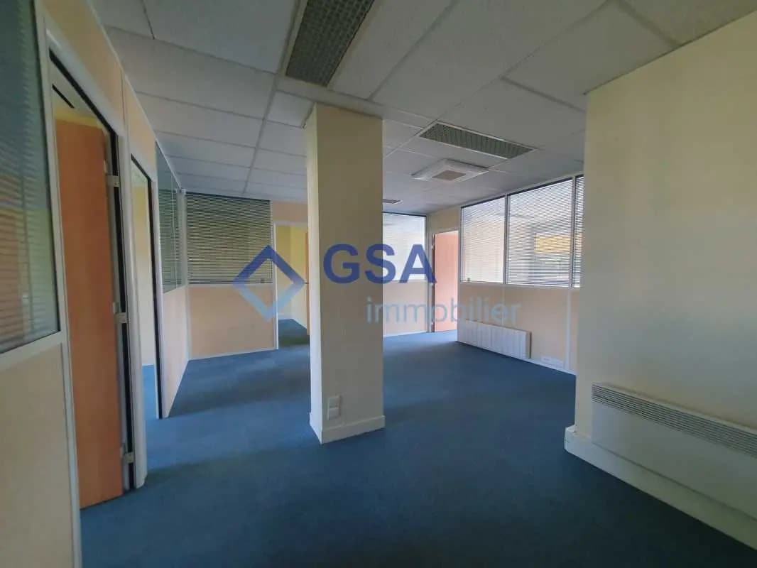 Office in Épinay-sur-Orge for lease Interior Photo- Image 1 of 6