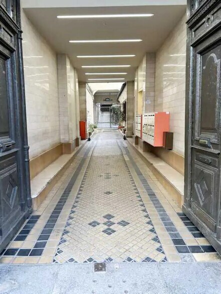 Office in Paris for lease - Building Photo - Image 3 of 7