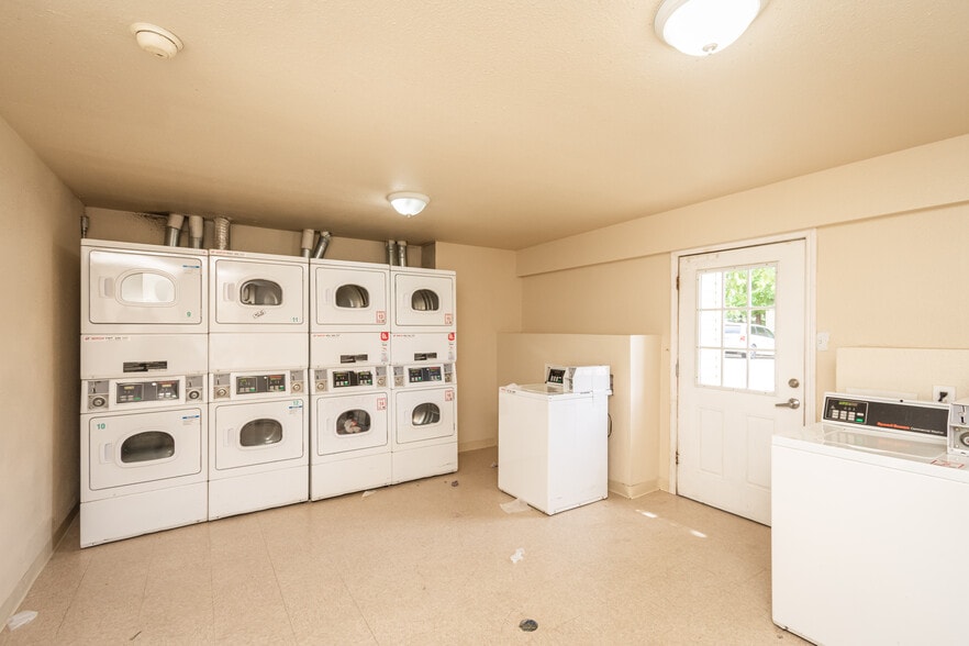 3429 Evergreen Cir, West Sacramento, CA for sale - Interior Photo - Image 2 of 6