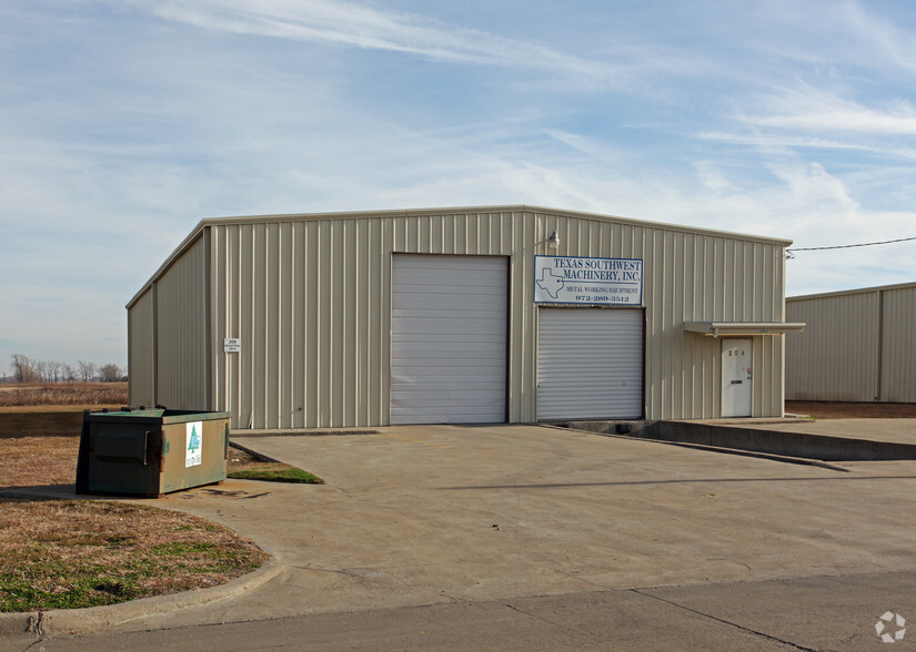 206 Industrial Dr, Forney, TX for lease - Building Photo - Image 3 of 3