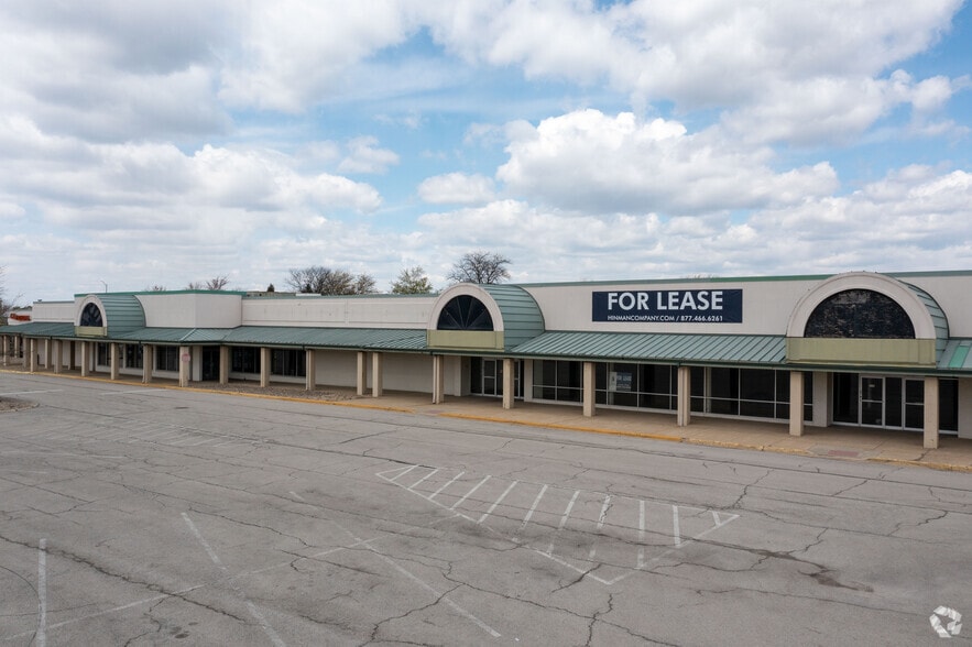 350 S Bolingbrook Dr, Bolingbrook, IL for lease - Building Photo - Image 1 of 7