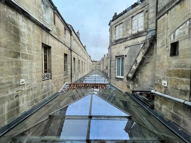 Office in Bordeaux for lease - Building Photo - Image 1 of 7