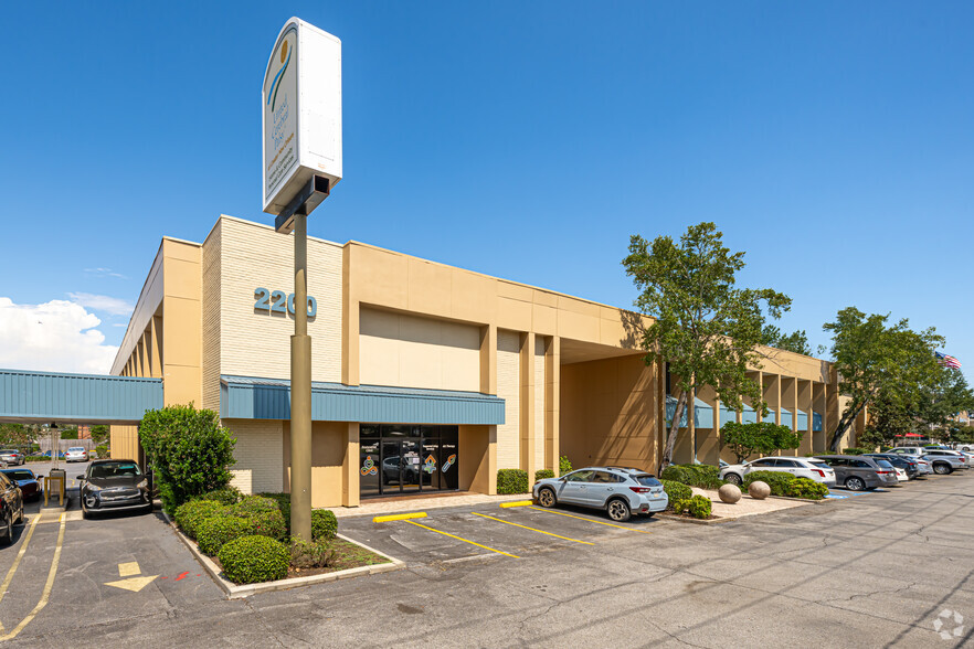 2200 Veterans Memorial Blvd, Kenner, LA for lease - Building Photo - Image 1 of 8