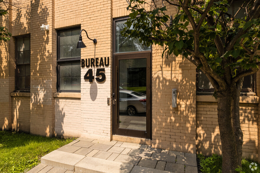 45 Ch Bates, Outremont, QC for lease - Building Photo - Image 1 of 12