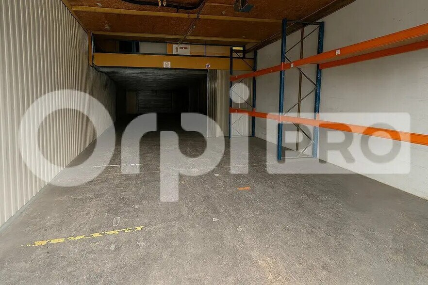 Flex in Savigny-le-Temple for lease - Interior Photo - Image 3 of 9