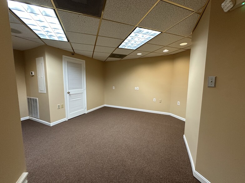 305 Harrison St, Leesburg, VA for lease - Interior Photo - Image 3 of 31