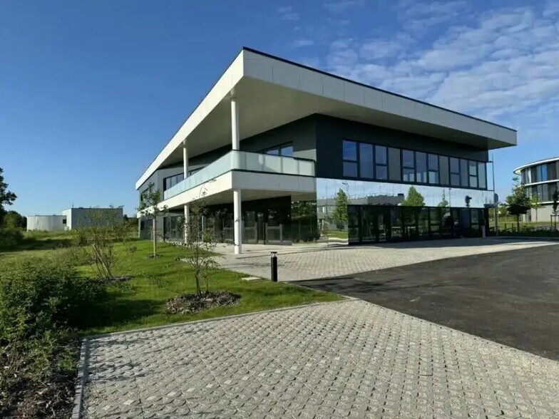 Office in Sainte-Savine for lease - Building Photo - Image 1 of 9