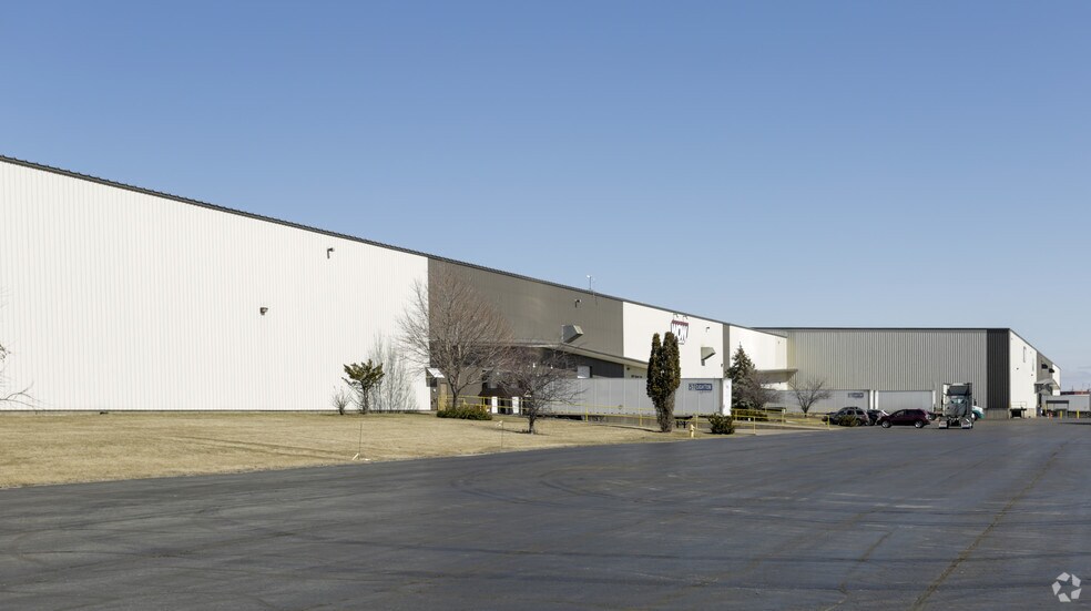 2690 Badger Ave, Oshkosh, WI for sale - Primary Photo - Image 1 of 1